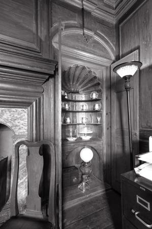 Bowfat in parlor, 1720s